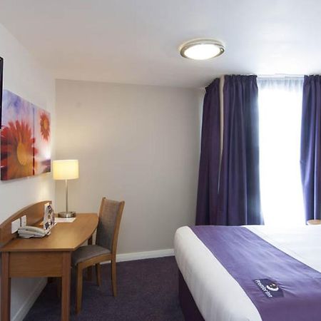 Premier Inn London Gatwick Airport South - London Road Кролей Экстерьер фото