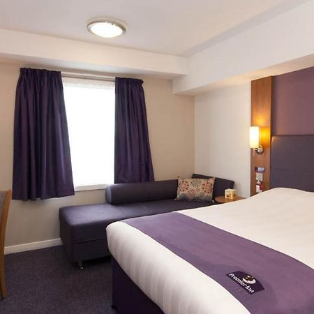 Premier Inn London Gatwick Airport South - London Road Кролей Экстерьер фото