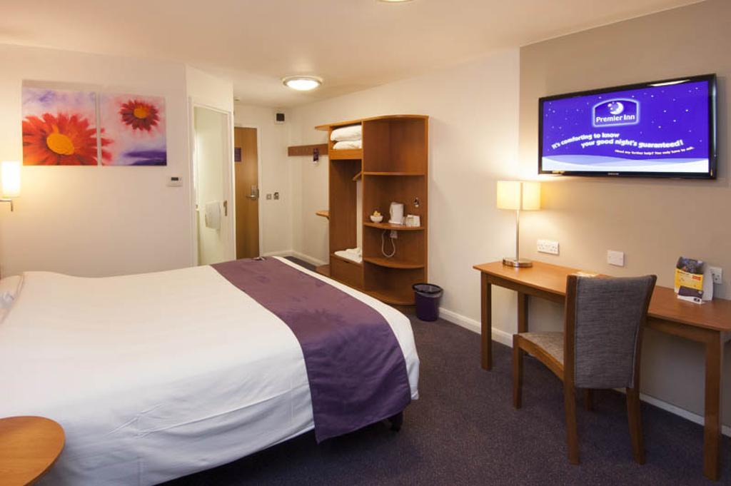 Premier Inn London Gatwick Airport South - London Road Кролей Экстерьер фото