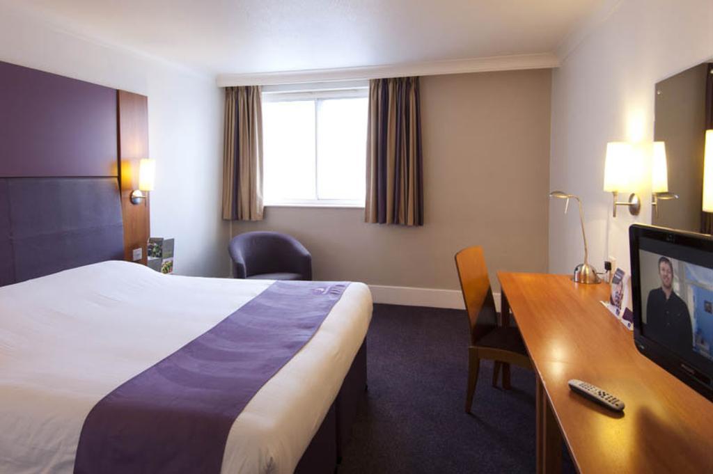 Premier Inn London Gatwick Airport South - London Road Кролей Экстерьер фото