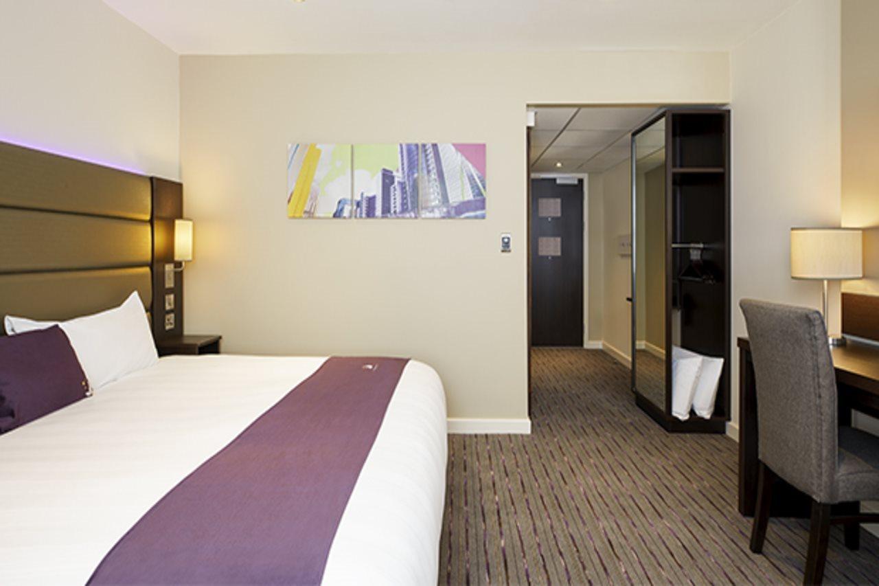 Premier Inn London Gatwick Airport South - London Road Кролей Экстерьер фото