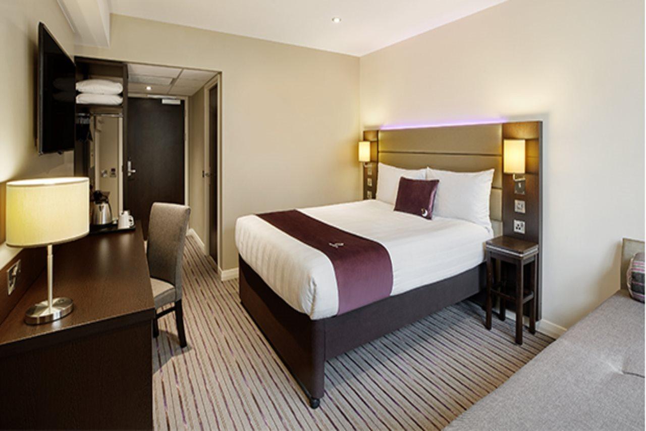 Premier Inn London Gatwick Airport South - London Road Кролей Экстерьер фото