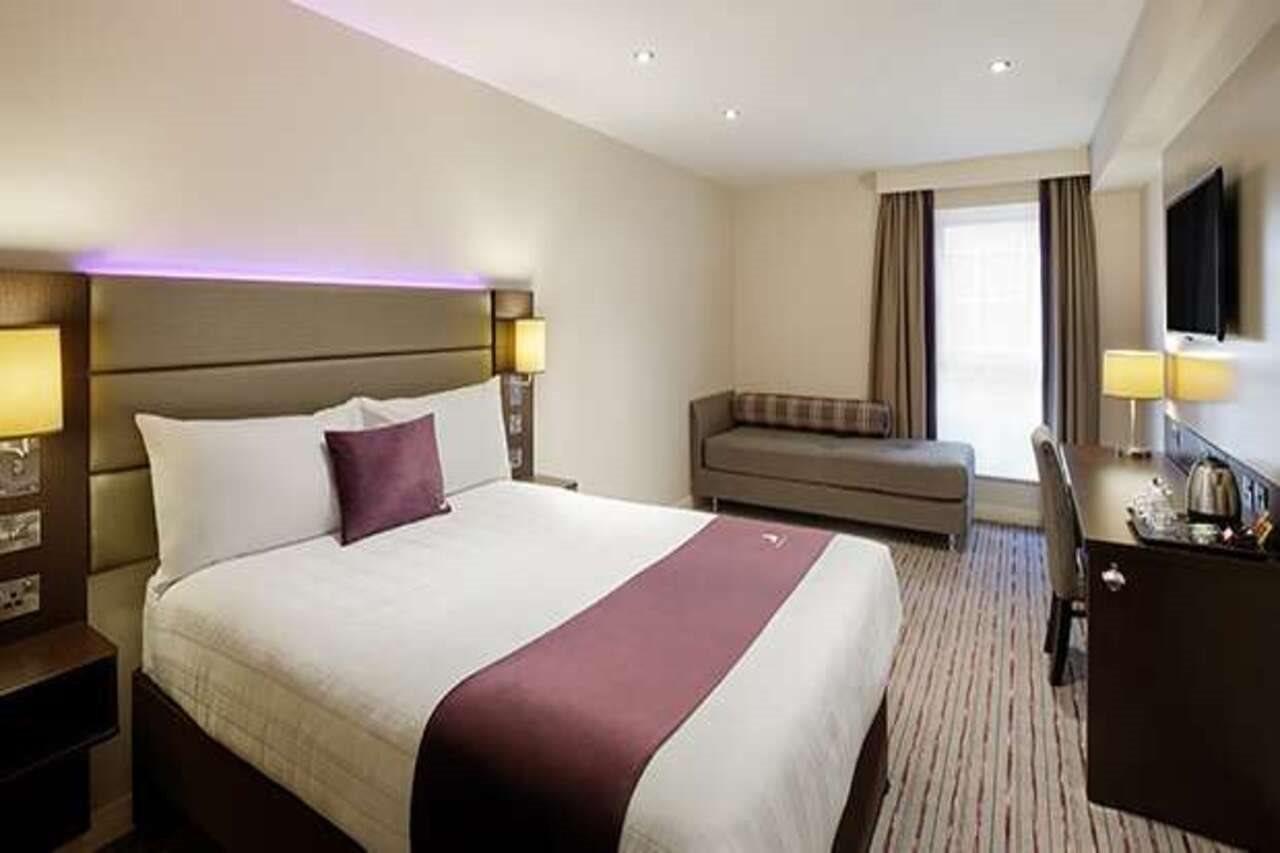 Premier Inn London Gatwick Airport South - London Road Кролей Экстерьер фото