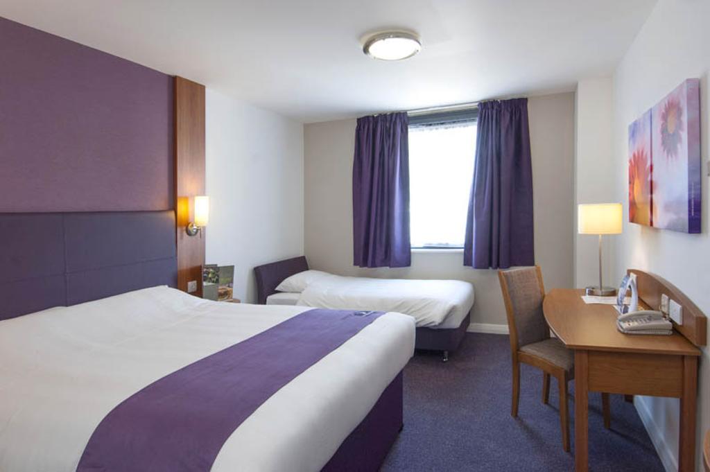 Premier Inn London Gatwick Airport South - London Road Кролей Экстерьер фото