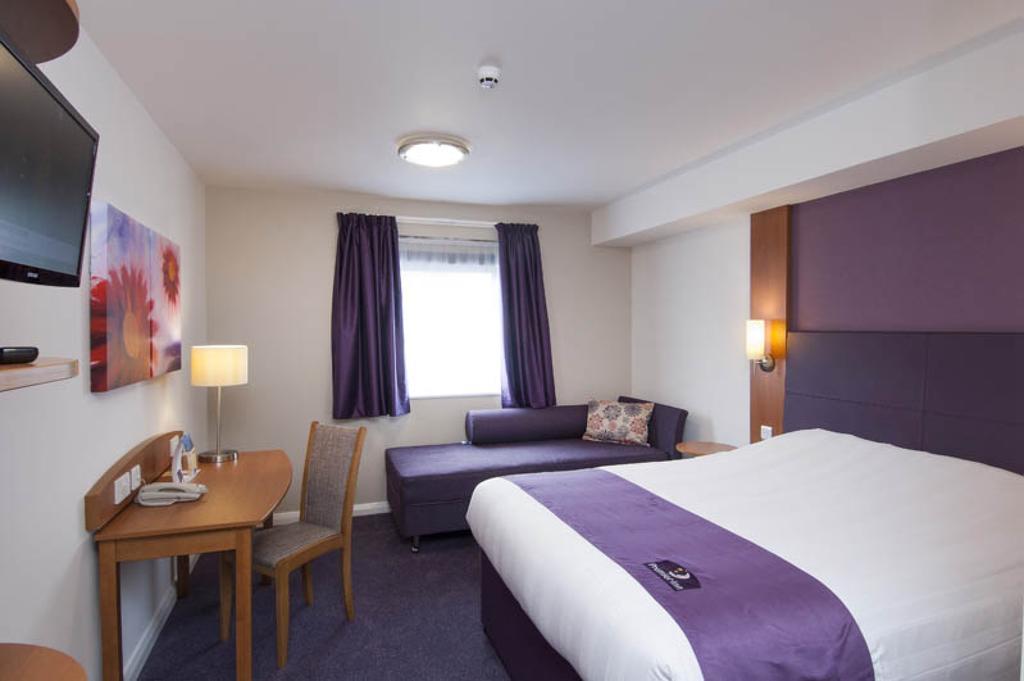 Premier Inn London Gatwick Airport South - London Road Кролей Экстерьер фото