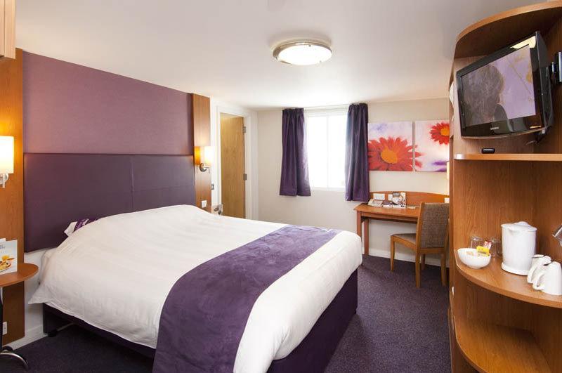 Premier Inn London Gatwick Airport South - London Road Кролей Экстерьер фото