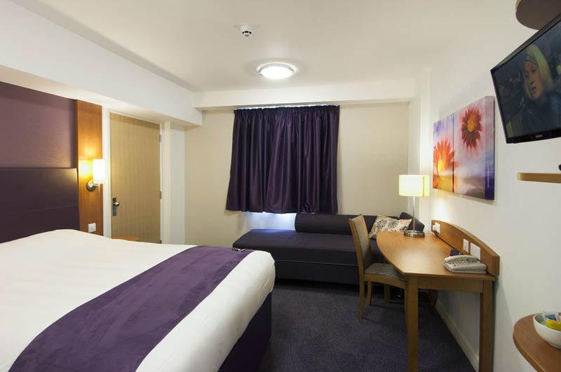 Premier Inn London Gatwick Airport South - London Road Кролей Экстерьер фото