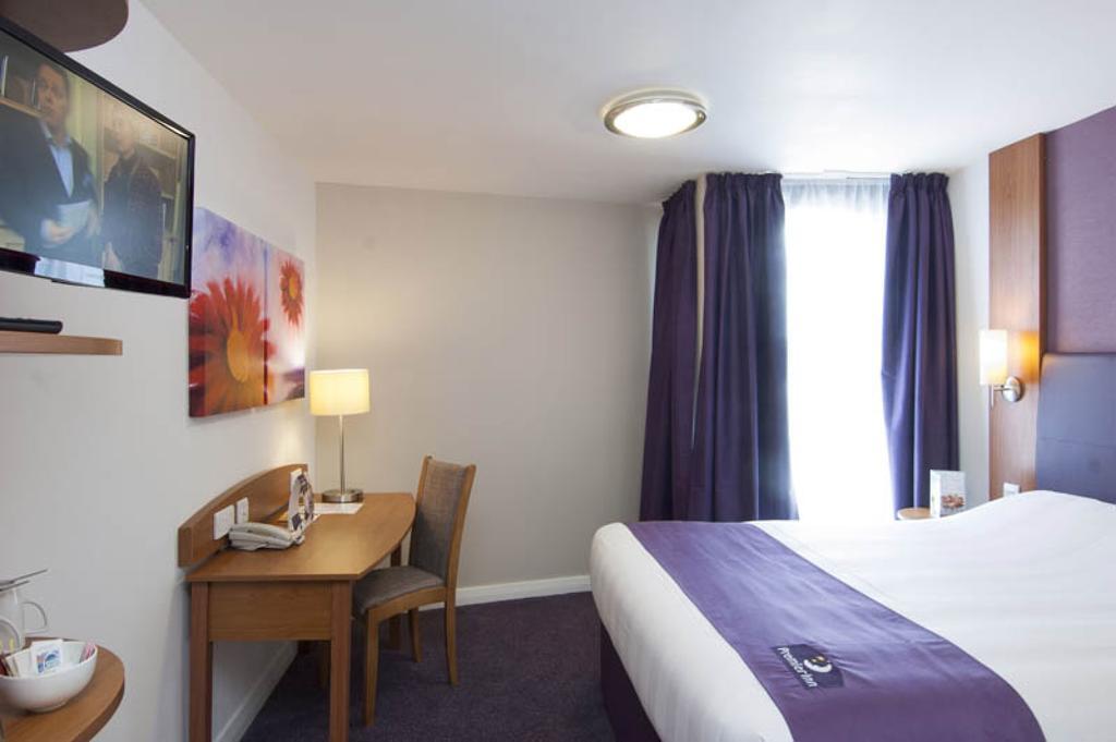 Premier Inn London Gatwick Airport South - London Road Кролей Экстерьер фото