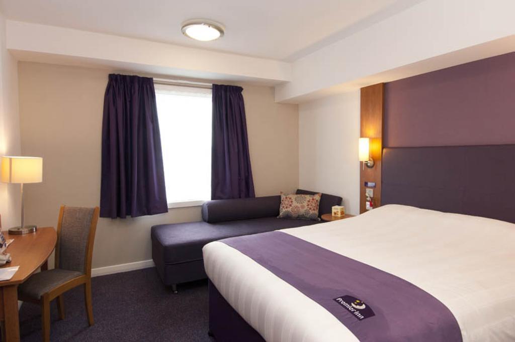 Premier Inn London Gatwick Airport South - London Road Кролей Экстерьер фото